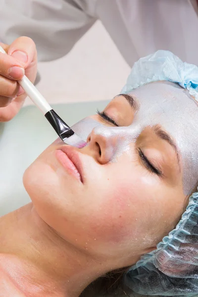 Mujer bonita recibiendo tratamiento facial . — Foto de Stock