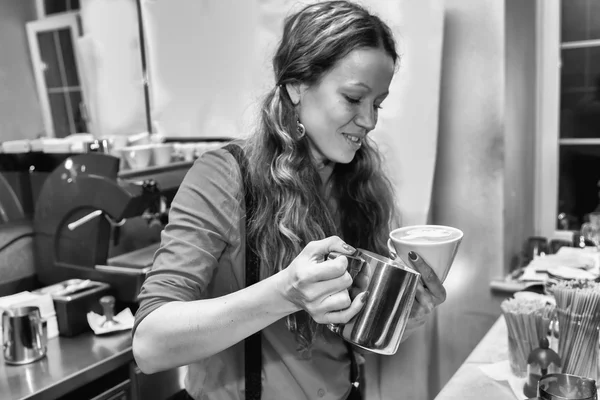 Meisje maakt koffie met behulp van koffie machine. — Stockfoto