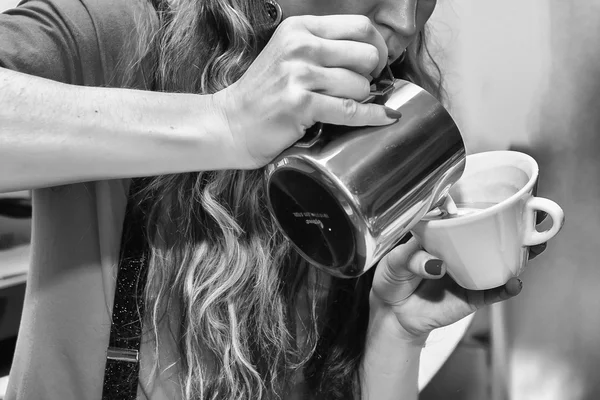 女の子コーヒーを使用するコーヒー マシン. — ストック写真