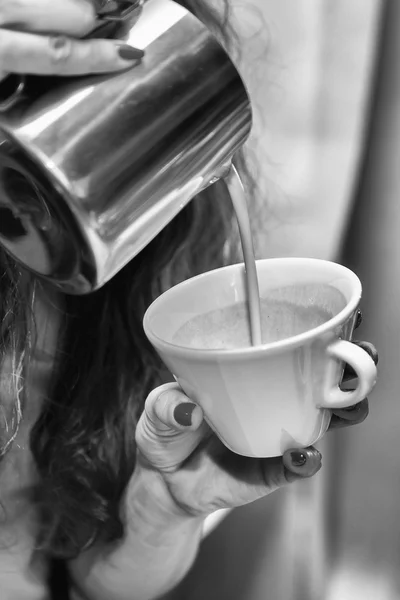 Chica hace café usando máquina de café . — Foto de Stock