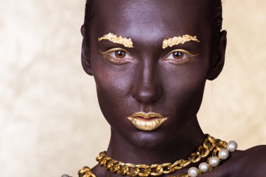 Kahverengi makyaj ile model