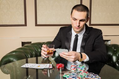 Casino poker oyuncusu