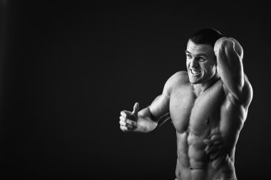 Kaslı vücut geliştirmeci kasları gösterir.