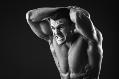 Kaslı vücut geliştirmeci kasları gösterir.