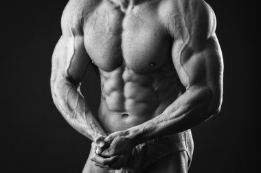 Kaslı vücut geliştirmeci kasları gösterir.