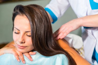 Masaj spa salonu içinde sahip esmer