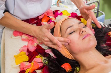 Genç kadın alıcı yüz maskesi