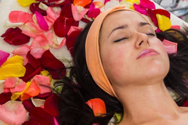 Genç kadın alıcı yüz maskesi