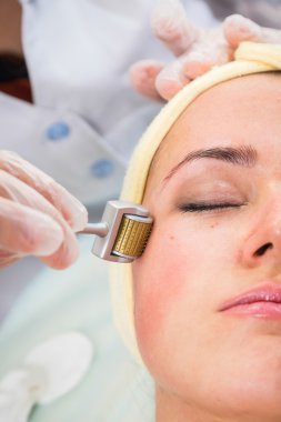 Şevval Özçelik Güzellik Dermaroller yordam gerçekleştirir