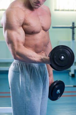 kaslı adam dumbell ile çalışma dışarı