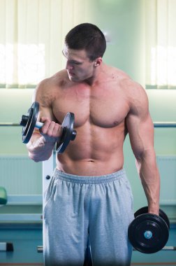 kaslı adam dumbell ile çalışma dışarı