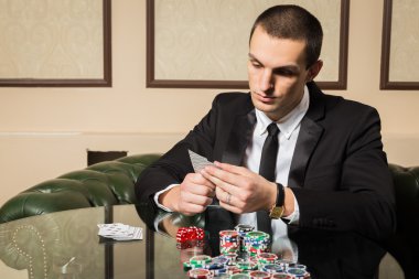 Casino poker oyuncusu