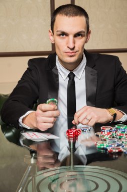 Casino poker oyuncusu