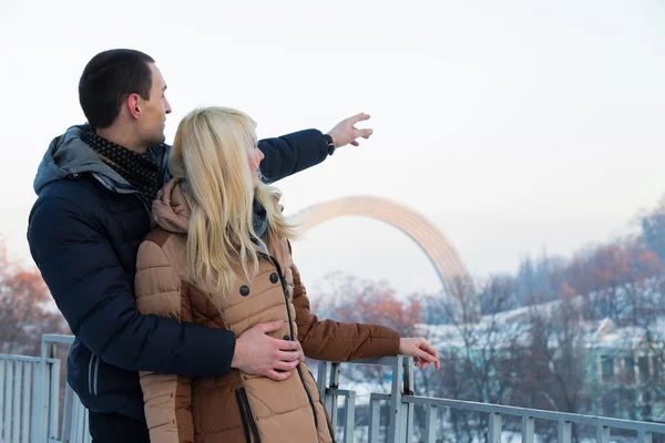 Couple posing outdoors in winter — Stock Photo, Image