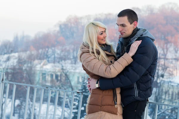 Casal posando ao ar livre no inverno — Fotografia de Stock