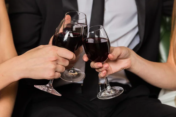 insanlar şarap içmek