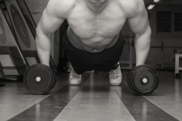 Hombre haciendo ejercicios de fuerza con pesas — Foto de Stock