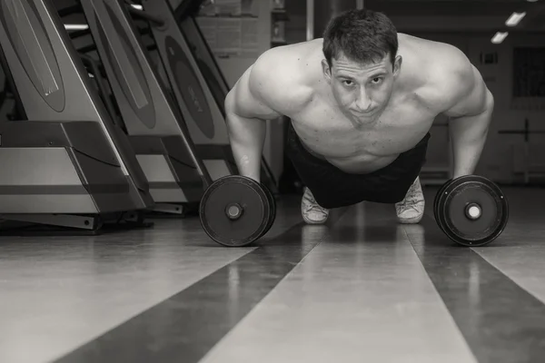 Güç egzersizleri dumbbells ile yapan erkek — Stok fotoğraf