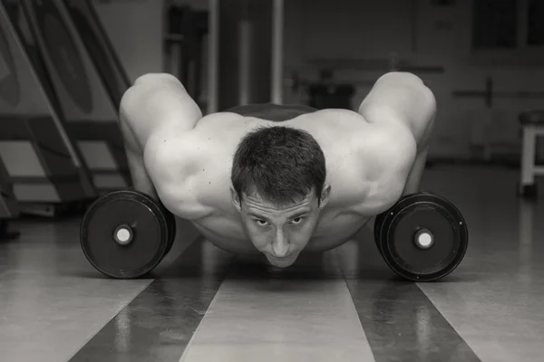 Hombre haciendo ejercicios de fuerza con pesas — Foto de Stock