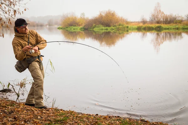 Pescatore con filatura — Foto Stock