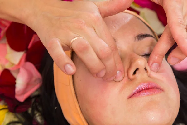 Junge Frau erhält Gesichtsmaske — Stockfoto