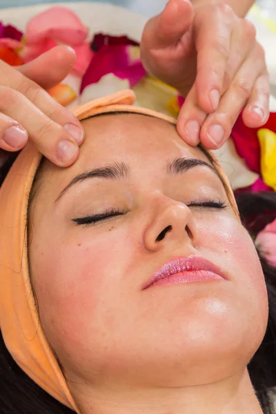 Mujer joven recibiendo máscara facial — Foto de Stock