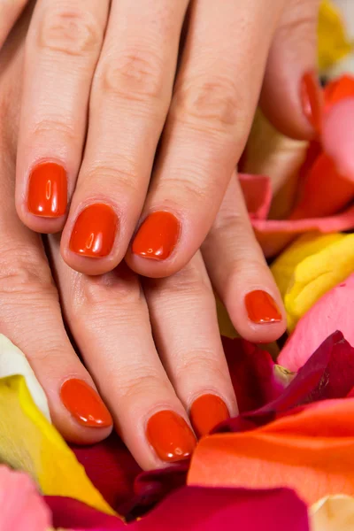 Mãos de mulher com esmalte vermelho — Fotografia de Stock