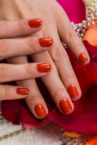 Mãos de mulher com esmalte vermelho — Fotografia de Stock