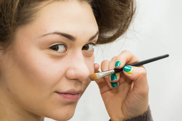 Artista haciendo maquillaje para modelo —  Fotos de Stock