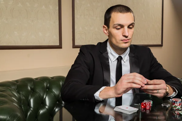 Jogador de poker no casino — Fotografia de Stock