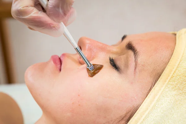 Beautician performs Dermaroller procedure — Stock Photo, Image