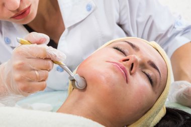 Şevval Özçelik Güzellik Dermaroller yordam gerçekleştirir