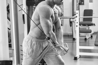 Kaslı adam çalışma dışarı ağırlıklar ile