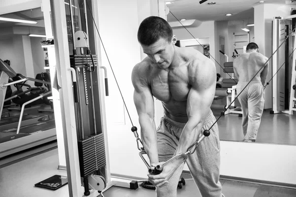 Uomo muscolare che lavora con i pesi — Foto Stock