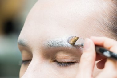 Uygulama modeli'nın yüzündeki tozu