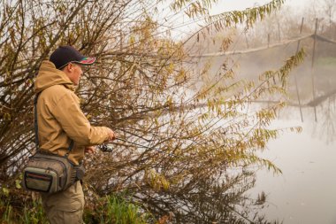 Nehir kıyısında iplik ile balıkçı