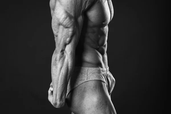 Culturista muscolare mostra i suoi muscoli . — Foto Stock