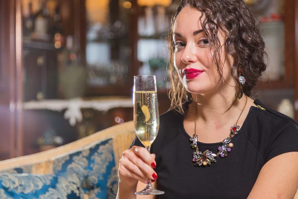Женщина пьет шампанское — стоковое фото