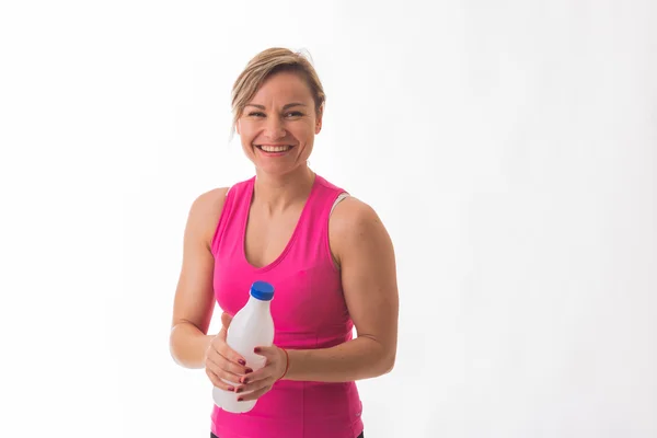 Girl athlete holding a bottle of water — Stock Photo, Image