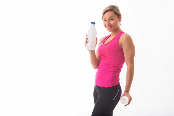 Meisje atleet houdt een fles water — Stockfoto