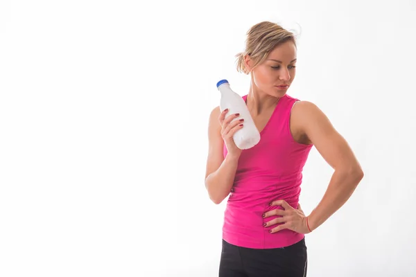 Girl athlete holding a bottle of water — Stock Photo, Image