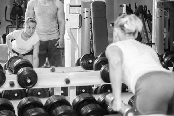 Mann und Frau im Fitnessstudio ausgebildet — Stockfoto