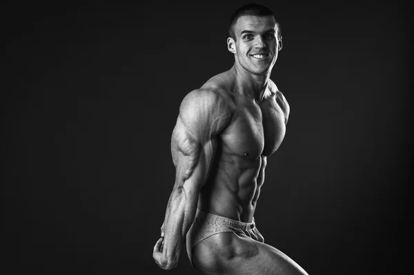 Bodybuilder musculaire montre ses muscles . — Photo