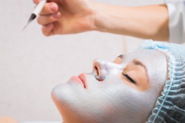 Genç kadın alıcı yüz maskesi