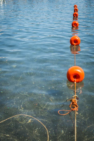 Rangée de bouées rouges en mer — Photo