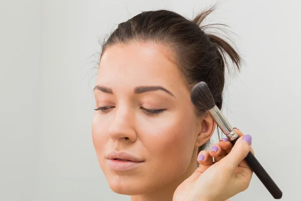 Artista haciendo maquillaje para modelo —  Fotos de Stock