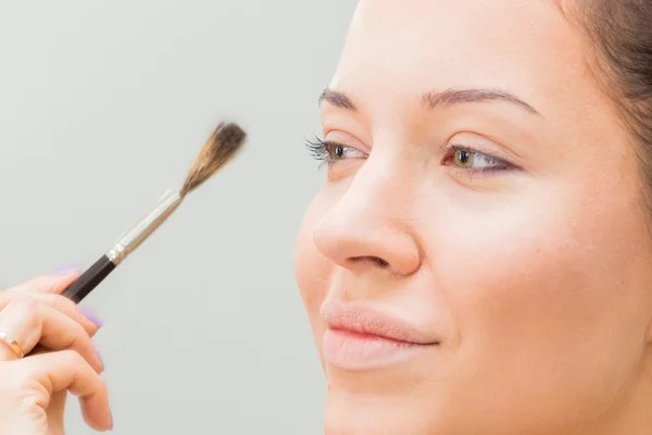 Artista haciendo maquillaje para modelo —  Fotos de Stock