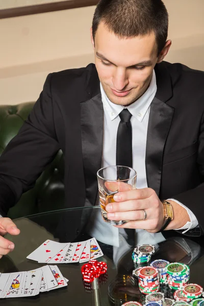 Joueur de poker au casino — Photo