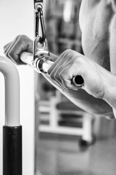 Hombre musculoso haciendo ejercicio con pesas —  Fotos de Stock