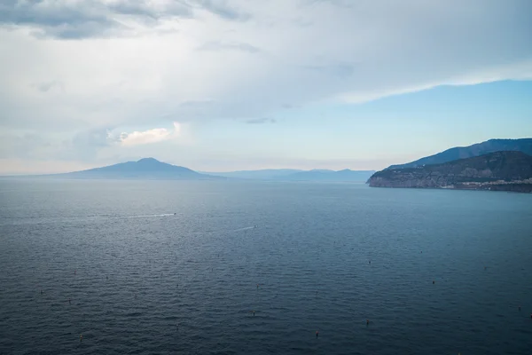 Seascape com montanha no horizonte — Fotografia de Stock